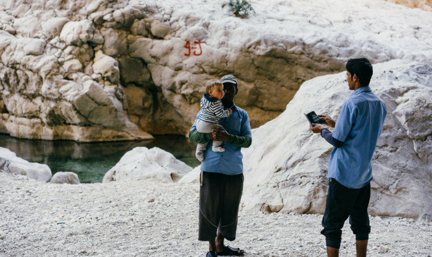 Baby und Omani im Wadi